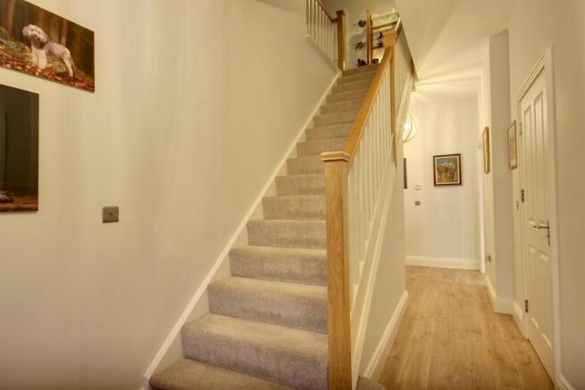 5 bed Detached for sale Image 9