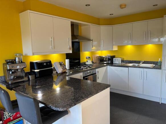 4 bed Semi-Detached for sale Image 6