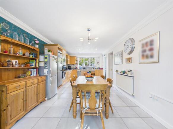 Tamarisk Way, Weston Turville, Aylesbury photo 4