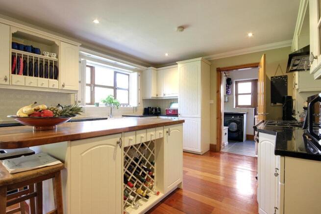5 bed Detached for sale Image 9