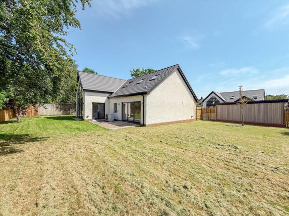 5 bed Detached for sale Image 11