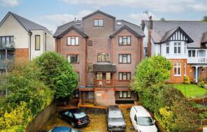 1, 130 Mulberry Court, Croydon Road, Caterham CR3 6QD