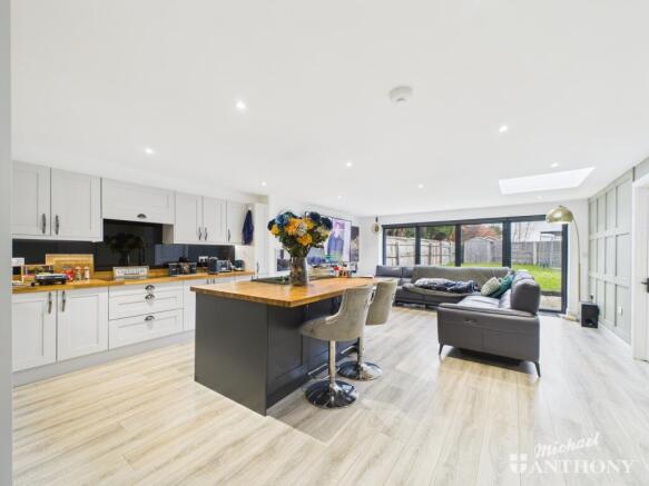 CAM02773G0-PR0394-STILL020