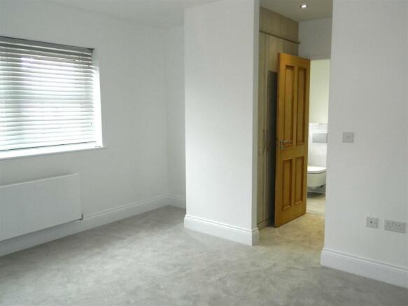 master ensuite.JPG 1.jpg