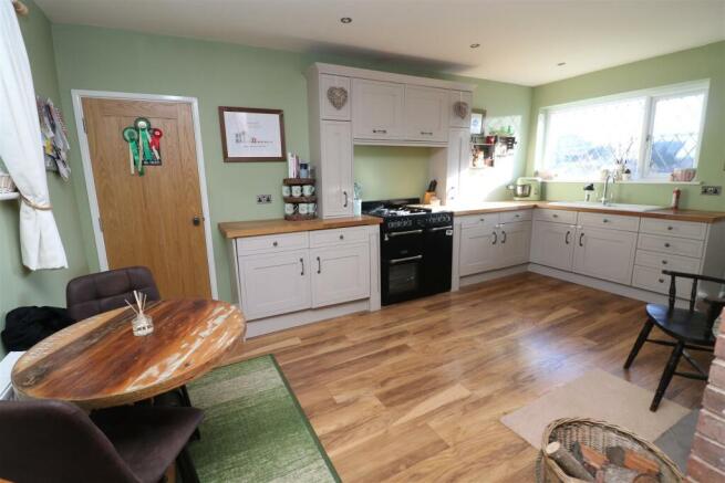 OPEN PLAN LIVING KITCHEN