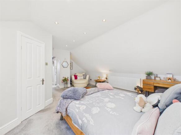 4 bed Semi-Detached for sale Image 12