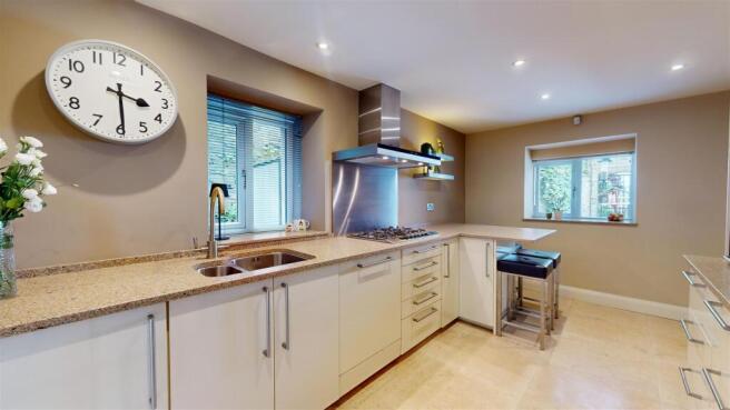 5 bed Cottage for sale Image 3