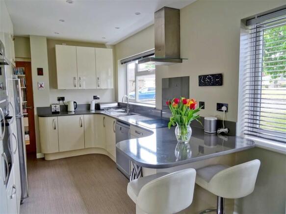 KITCHEN/DINING ROOM: