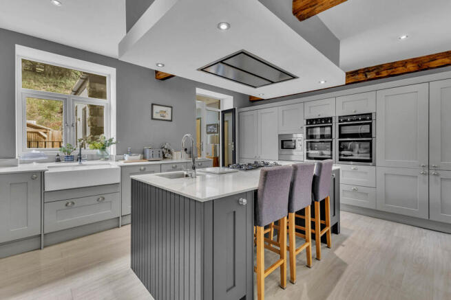 7 bed Detached for sale Image 9