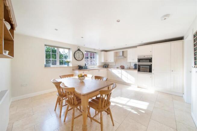 KITCHEN/DINING ROOM