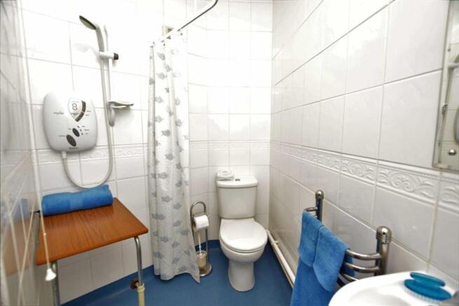 EN-SUITE SHOWER ROOM