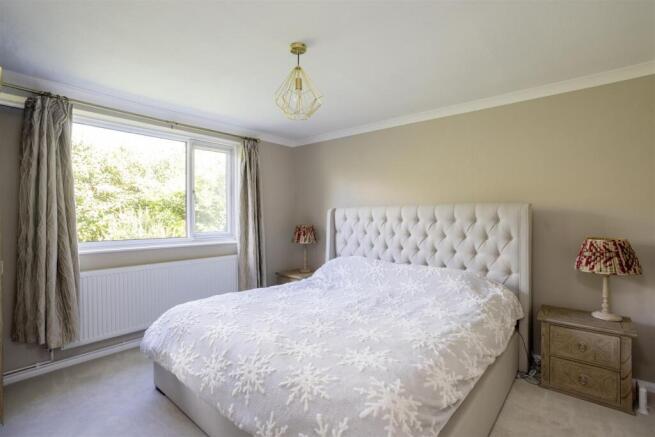 5 bed Detached for sale Image 11