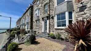 7 Flat 1, Porkington Terrace, Church Street, Barmouth LL42 1LX
