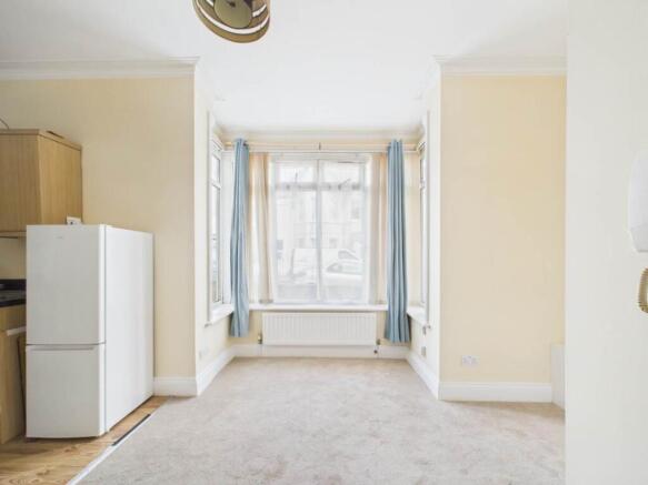 17 GRAND AV LOUNGE 2