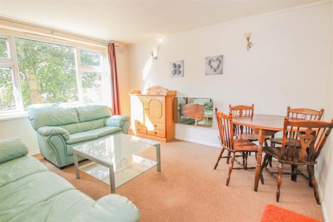 LOUNGE / DINING ROOM