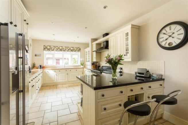6 bed House for sale Image 5