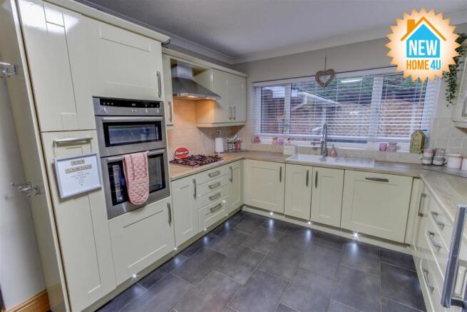 KITCHEN / BREAKFAST ROOM: