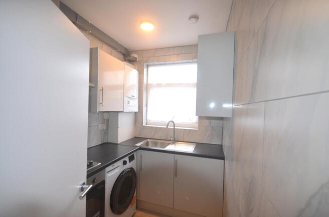 Three bed flat to rent Eastern Avenue, Ilford IG4