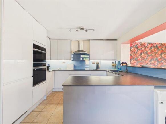 4 bed Detached for sale Image 4