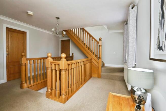 6 bed Detached for sale Image 10