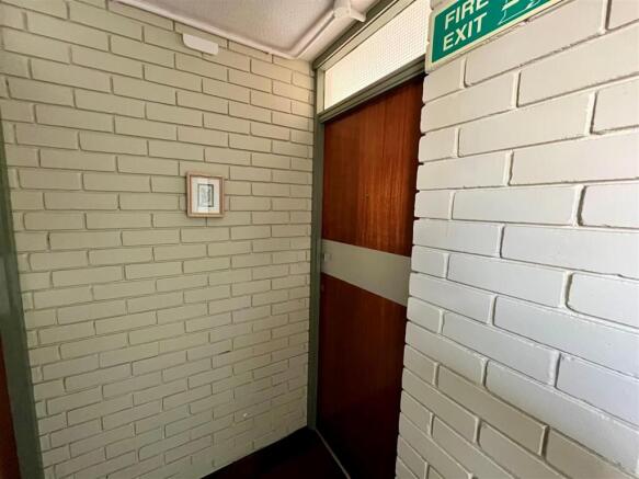 3 bed Flat for sale Image 11