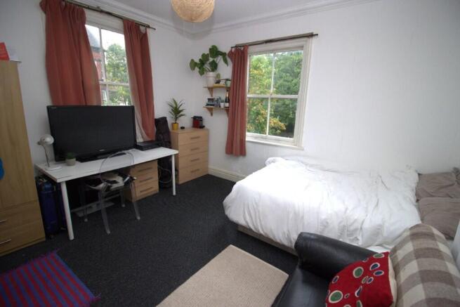 10 bed Detached to rent Image 8
