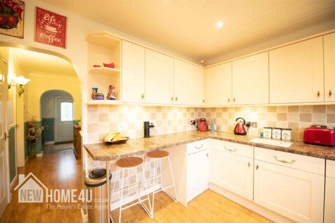 KITCHEN / BREAKFAST ROOM: