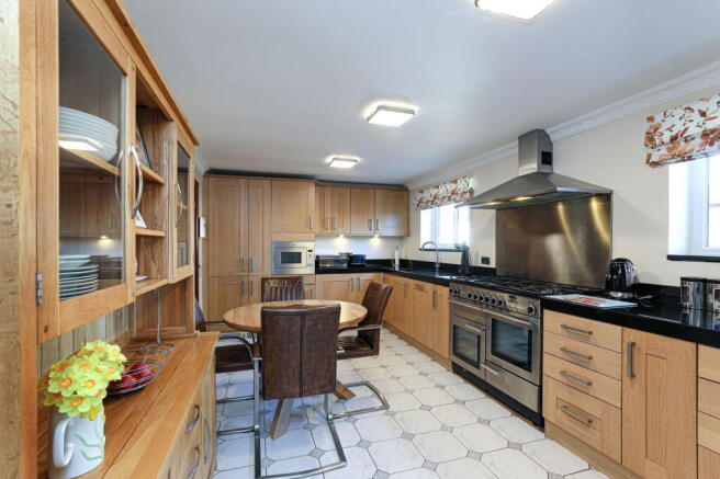 4 bed Detached for sale Image 12