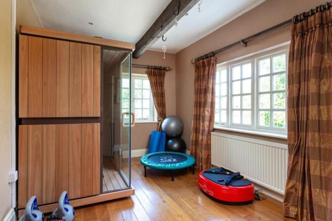5 bed Detached for sale Image 10