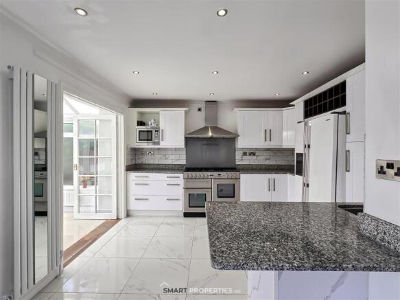 5 bed Detached for sale Image 10