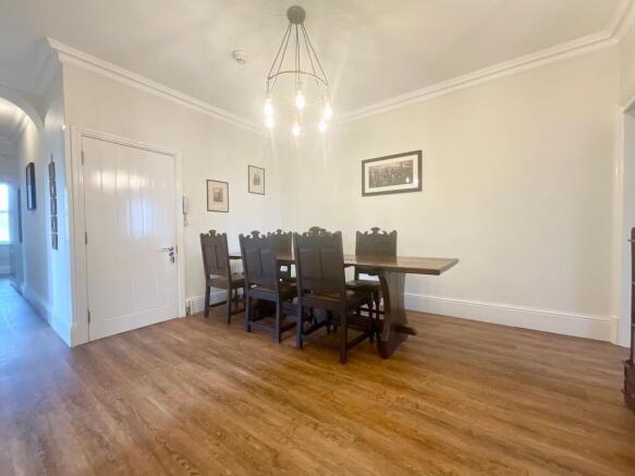 3 bed Flat for sale Image 9