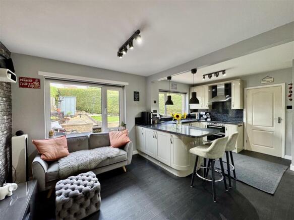 3 bed Semi-Detached for sale Image 11