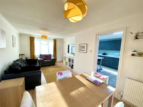 LIVING ROOM/DINING ROOM