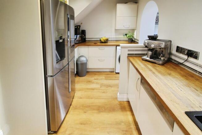 5 bed Detached for sale Image 7