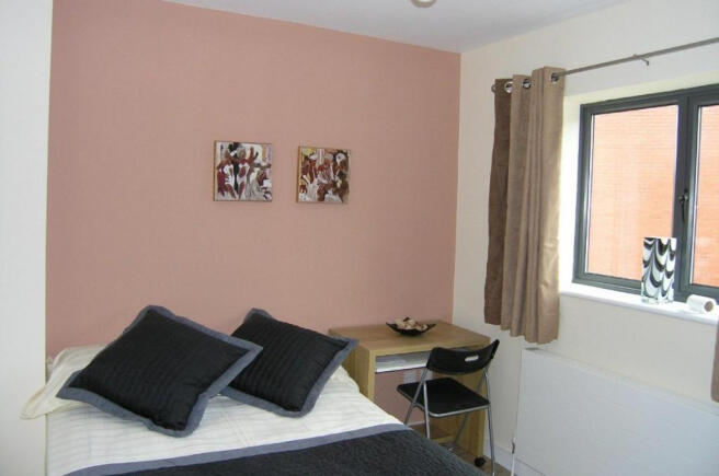 4 bed House to rent Image 5