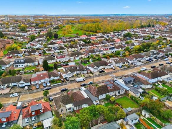Havering Gardens, Romford, London, RM6 photo 4
