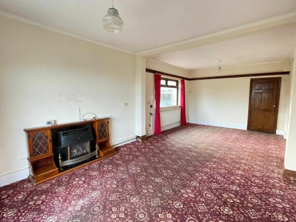 LIVING/DINING ROOM