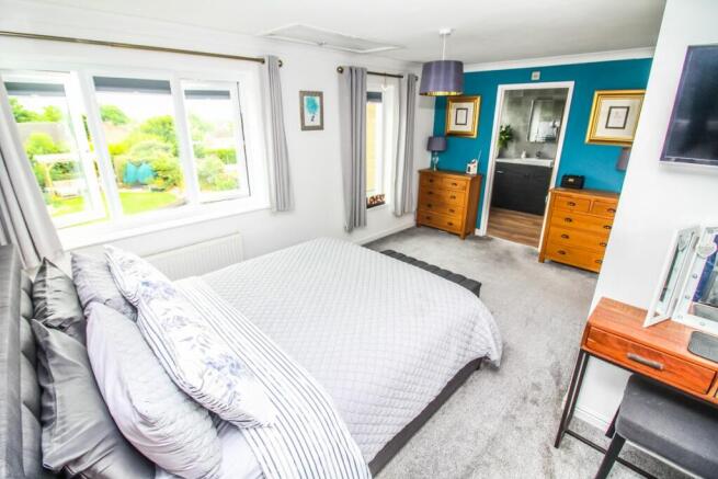 Bedroom 1 pic 2