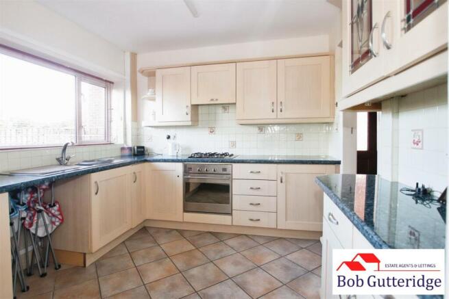 FITTED KITCHEN