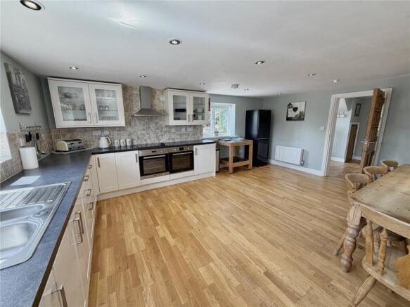 5 bed Detached for sale Image 7