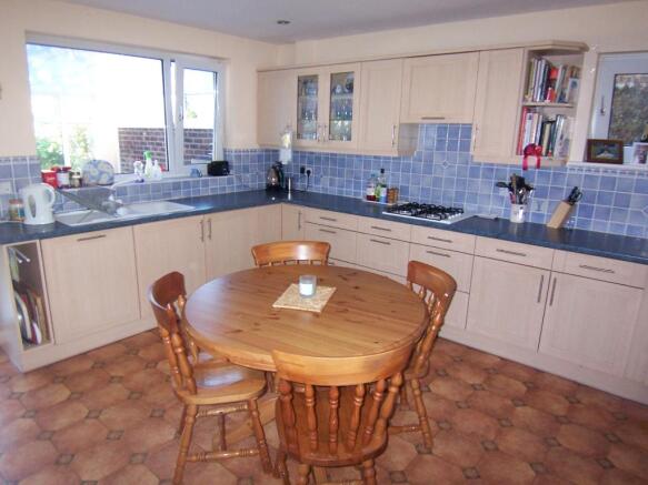 KITCHEN/BREAKFAST RM