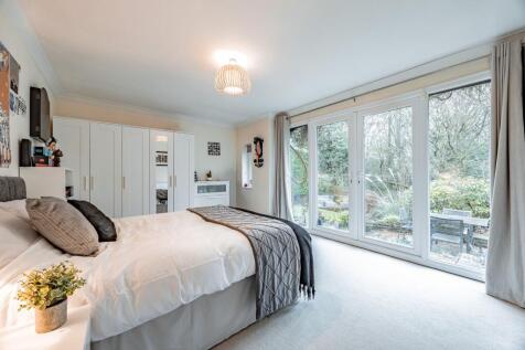 Southern Crescent, Bramhall, SK7
