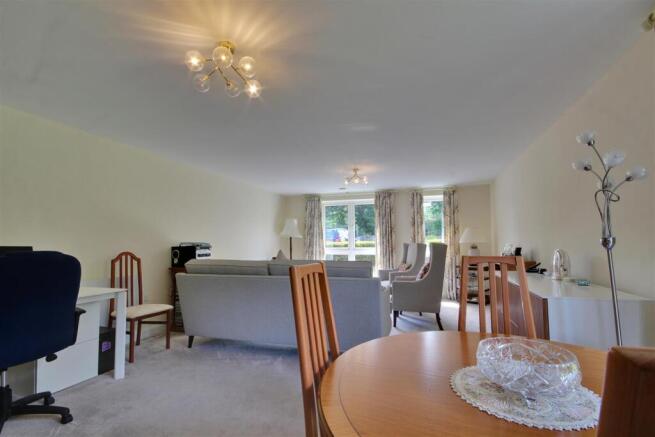 2 bed Flat for sale Image 4
