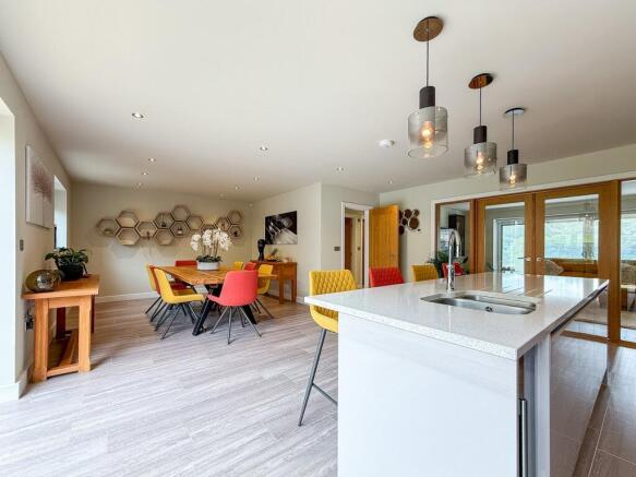 4 bed Detached for sale Image 12
