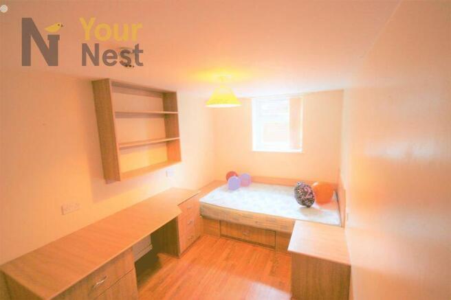 4 bed Ground Flat to rent Image 7