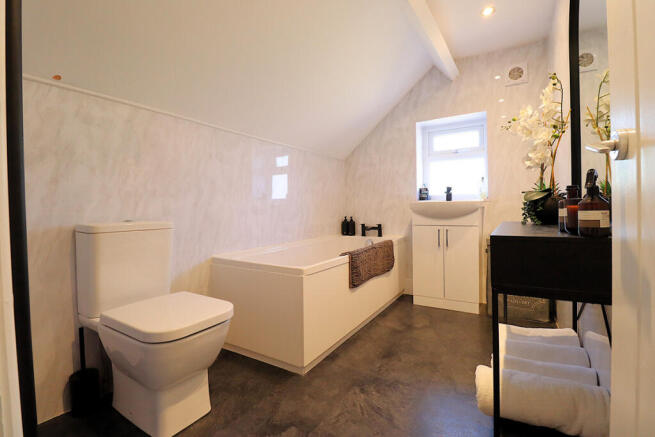 6 bed Detached for sale Image 8