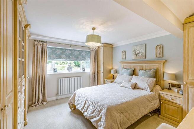 5 bed Detached for sale Image 11