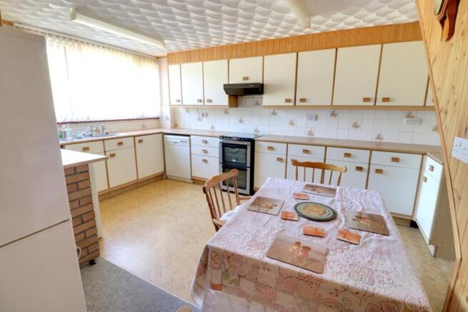 KITCHEN/BREAKFAST ROOM