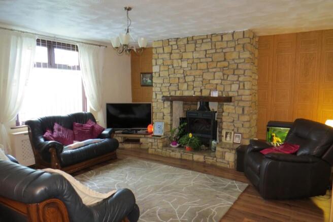 SPACIOUS LIVINGROOM