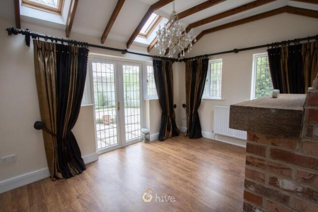 5 bed Detached for sale Image 8